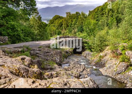 Pont Ashness Pont en pierre dans le Lake District, Angleterre, Grande-Bretagne, Europe Banque D'Images