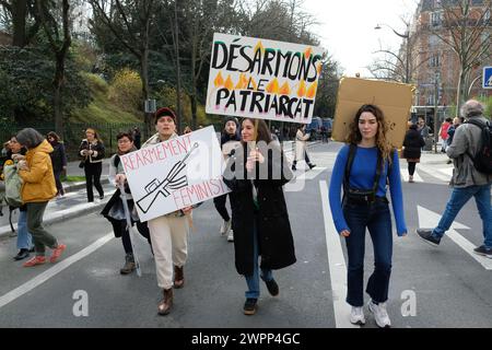 Des femmes et d'hommes ont défilé entre la place Gambetta et bastille à Paris, pour la journée internationale des droits des femmes Banque D'Images