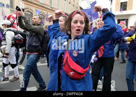 Des femmes et d'hommes ont défilé entre la place Gambetta et bastille à Paris, pour la journée internationale des droits des femmes Banque D'Images