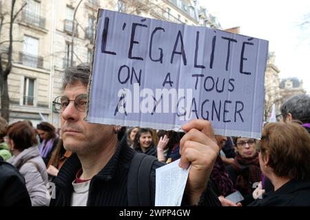 Des femmes et d'hommes ont défilé entre la place Gambetta et bastille à Paris, pour la journée internationale des droits des femmes Banque D'Images