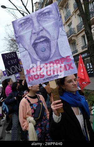 Des femmes et d'hommes ont défilé entre la place Gambetta et bastille à Paris, pour la journée internationale des droits des femmes Banque D'Images