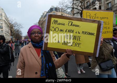 Des femmes et d'hommes ont défilé entre la place Gambetta et bastille à Paris, pour la journée internationale des droits des femmes Banque D'Images