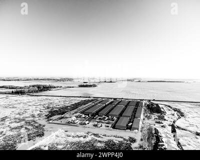 Vue drone d'une unité de stockage de location avec portes de baie fermées. Banque D'Images