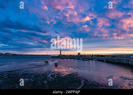 Port et phare de Margate au coucher du soleil, Kent, Angleterre, Grande-Bretagne, Europe Banque D'Images