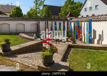 Berkheim, mémorial pour les enfants prématurément décédés dans le cimetière de l'église paroissiale de Conrad. Banque D'Images