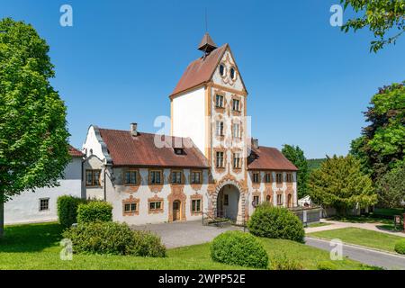 L'abbaye impériale de Rot an der Rot, dans le district de Biberach, fut l'un des premiers monastères prémonstratens de haute-Souabe. Le monastère a probablement été fondé en 1126 par Hemma von Wildenberg comme un monastère double. La porte supérieure et la porte inférieure étaient les seuls passages dans le mur extérieur du monastère. Banque D'Images