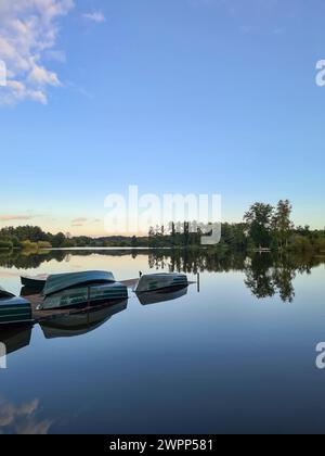 Vue d'un lac avec des bateaux et réflexion d'eau, ciel bleu avec des nuages blancs, ciel du soir en fin d'été, Allemagne Banque D'Images