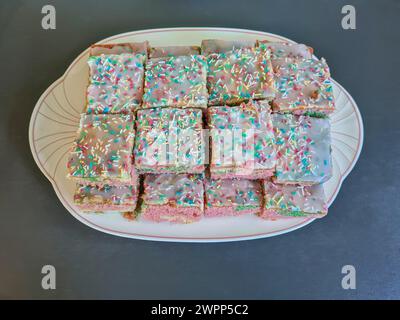 Morceaux de gâteau avec des saupoudres de sucre colorées, gâteau d'anniversaire, fête d'anniversaire d'enfants, gâteau d'enfants Banque D'Images