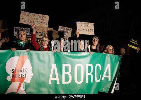 Des activistes de l'organisation de défense des droits des femmes - Women's Hell et leurs partisans défilent en manifestation pro-choix devant le Palais présidentiel dans une vieille ville de Varsovie, en Pologne, à l'occasion de la Journée internationale de la femme, le 8 mars 2024. Banque D'Images