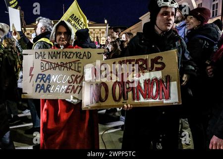 Des activistes de l'organisation de défense des droits des femmes - Women's Hell et leurs partisans défilent en manifestation pro-choix devant le Palais présidentiel dans une vieille ville de Varsovie, en Pologne, à l'occasion de la Journée internationale de la femme, le 8 mars 2024. Banque D'Images