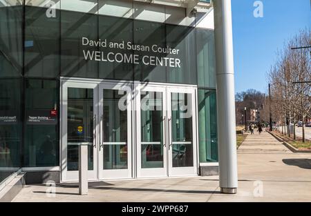 L'entrée au centre d'accueil David et Susan Coulter de la Tepper School of Business sur le campus de l'Université Carnegie Mellon Banque D'Images