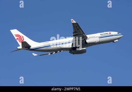 Un Airbus A330-200 d'Air China quitte l'aéroport de Londres Gatwick Banque D'Images