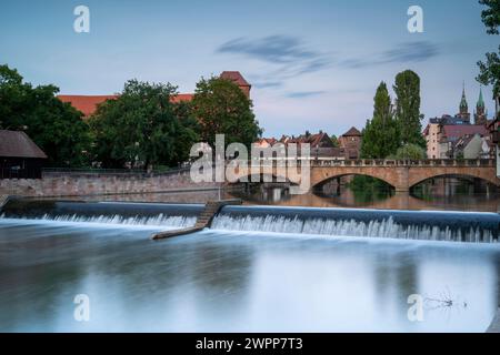 Pont du musée avec. Église Lawrence en arrière-plan, Nuremberg, moyenne Franconie, Bavière, Allemagne Banque D'Images