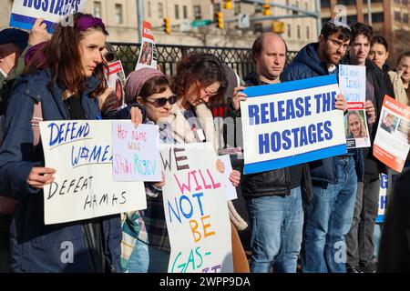 Baltimore, États-Unis. 08 mars 2024. 8 mars 2024, Hôtel de ville de Baltimore, Baltimore, MD, ÉTATS-UNIS. Croyez les femmes israéliennes. Les partisans et les alliés des femmes juives et israéliennes se sont réunis à l'occasion de la Journée internationale de la femme pour pleurer les femmes assassinées dans la guerre Israël-Hamas, et toutes les femmes encore en captivité. Violées, torturées, assassinées et les alliés féministes sont silencieux. (Photo de Robyn Stevens Brody/Sipa USA) crédit : Sipa USA/Alamy Live News Banque D'Images