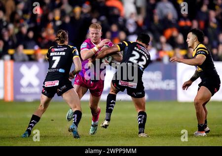 Oliver Wilson des Huddersfield Giants (au centre) est affronté par Charbel Tasipale des Castleford Tigers et Jacob Miller lors du match de Super League de Betfred à la Mend-A-Hose Jungle de Castleford. Date de la photo : vendredi 8 mars 2024. Banque D'Images