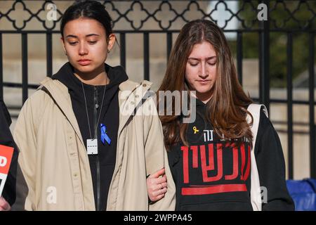 Baltimore, États-Unis. 08 mars 2024. 8 mars 2024, Hôtel de ville de Baltimore, Baltimore, MD, ÉTATS-UNIS. Croyez les femmes israéliennes. Les partisans et les alliés des femmes juives et israéliennes se sont réunis à l'occasion de la Journée internationale de la femme pour pleurer les femmes assassinées dans la guerre Israël-Hamas, et toutes les femmes encore en captivité. Violées, torturées, assassinées et les alliés féministes sont silencieux. (Photo de Robyn Stevens Brody/Sipa USA) crédit : Sipa USA/Alamy Live News Banque D'Images