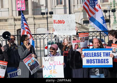 Baltimore, États-Unis. 08 mars 2024. 8 mars 2024, Hôtel de ville de Baltimore, Baltimore, MD, ÉTATS-UNIS. Croyez les femmes israéliennes. Les partisans et les alliés des femmes juives et israéliennes se sont réunis à l'occasion de la Journée internationale de la femme pour pleurer les femmes assassinées dans la guerre Israël-Hamas, et toutes les femmes encore en captivité. Violées, torturées, assassinées et les alliés féministes sont silencieux. (Photo de Robyn Stevens Brody/Sipa USA) crédit : Sipa USA/Alamy Live News Banque D'Images