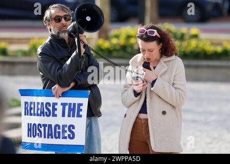 Baltimore, États-Unis. 08 mars 2024. 8 mars 2024, Hôtel de ville de Baltimore, Baltimore, MD, ÉTATS-UNIS. Croyez les femmes israéliennes. Les partisans et les alliés des femmes juives et israéliennes se sont réunis à l'occasion de la Journée internationale de la femme pour pleurer les femmes assassinées dans la guerre Israël-Hamas, et toutes les femmes encore en captivité. Violées, torturées, assassinées et les alliés féministes sont silencieux. (Photo de Robyn Stevens Brody/Sipa USA) crédit : Sipa USA/Alamy Live News Banque D'Images