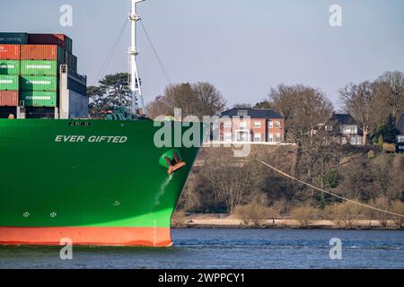 Containerschiff Ever Gifted, läuft auf der Elbe in den Hafen von Hamburg ein, Reederei Evergreen, Singapour, 399 m lang, kann über 20,000 Container transportieren, Häuser an der Elbchausee in Othmarschen, Hamburg, Deutschland Containerschiff Ever Gifted *** Container ship Ever Gifted, entre dans le port de Hambourg sur l'Elbe, compagnie maritime Evergreen, Singapour, 399 m de long, peut transporter plus de 20 000 conteneurs, maisons sur l'Elbchausee à Othmarschen, Hambourg, Allemagne Container ship jamais surdoué Banque D'Images