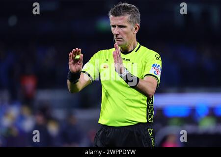 Naples, Italie. 08 mars 2024. L’arbitre Daniele Orsato fait un geste lors du match de football Serie A entre la SSC Napoli et le Torino FC au stade Diego Armando Maradona à Naples (Italie), le 8 mars 2024. Crédit : Insidefoto di andrea staccioli/Alamy Live News Banque D'Images