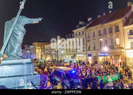 Protestation pour la disponibilité de la contraception d'urgence en Pologne. La grève des femmes a piqué devant le palais présidentiel d Andrzej Duda et le siège de Polska 2050, le maréchal Szymon Holownia. Varsovie Pologne Copyright : xMikolajxJaneczekx Banque D'Images