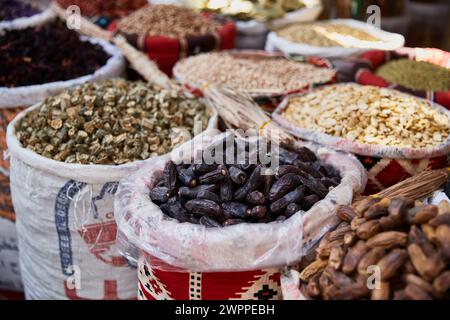 Variété biologique okra et dates dans des sacs en vente sur un marché agricole. Marché arabe traditionnel Banque D'Images