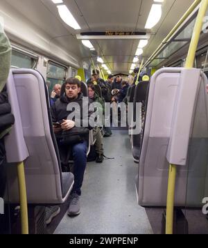 Passagers voyageant sur un train Merseyrail classe 507 montrant les passagers et l'intérieur du train Banque D'Images