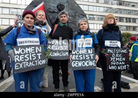 Londres, Royaume-Uni. 8 mars 2024. Les travailleurs de la santé se joignent à une coalition de groupes de femmes pour marquer la Journée internationale de la femme en tenant un stand avec le rassemblement des femmes de Palestine à Westminster. Crédit : Ron Fassbender/Alamy Live News Banque D'Images