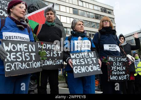 Londres, Royaume-Uni. 8 mars 2024. Les travailleurs de la santé se joignent à une coalition de groupes de femmes pour marquer la Journée internationale de la femme en tenant un stand avec le rassemblement des femmes de Palestine à Westminster. Crédit : Ron Fassbender/Alamy Live News Banque D'Images