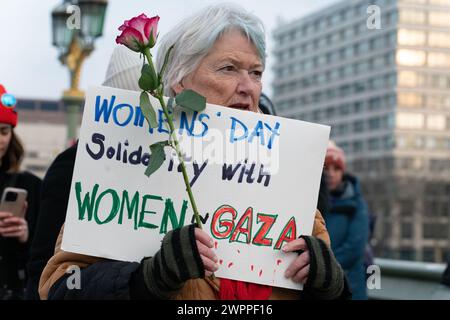 Londres, Royaume-Uni. 8 mars 2024. Une coalition de groupes de femmes marque la Journée internationale de la femme en tenant un stand avec le rassemblement des femmes de Palestine à Westminster. Crédit : Ron Fassbender/Alamy Live News Banque D'Images