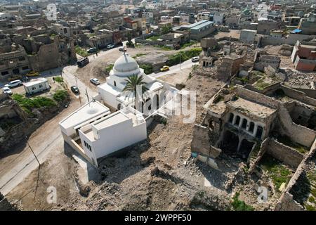 (NOTE DE LA RÉDACTION : image prise avec un drone)une vue aérienne montre la mosquée Al-Masfi (Omeyade) dans la vieille ville de Mossoul après sa réouverture et l'achèvement de sa restauration. La mosquée omeyade, également connue sous le nom de mosquée Al-Masfi, est considérée comme la plus ancienne de Mossoul, la deuxième plus ancienne mosquée d'Irak et la 5ème plus ancienne mosquée de l'Islam. Il remonte à l'année 16 AH (637 AD). La mosquée a été endommagée lors des opérations visant à libérer la ville de Mossoul de l’Etat islamique, et la mosquée a été reconstruite par l’organisation ALIPH en coopération avec l’Association LA GUILDE et le Groupe international Al-Tameer, en coopération avec th Banque D'Images