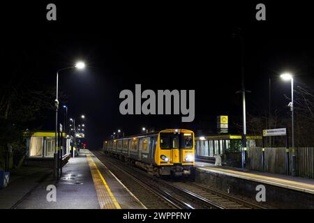 Merseyrail Electrical rétro bleu et gris livrée classe 507 troisième train électrique rail 507001 à la gare Blundellsands & Crosby la nuit Banque D'Images