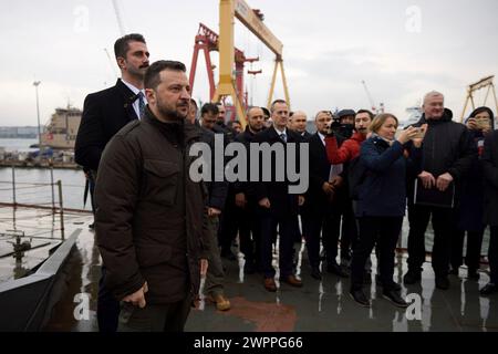 Istanbul, Turquie. 08 mars 2024. Le président ukrainien Volodymyr Zelenskyy visite une corvette anti-sous-marine de classe Ada en cours de construction pour la marine ukrainienne au chantier naval turc de la STM, le 8 mars 2024 à Istanbul, en Turquie. Crédit : Présidence ukrainienne/Bureau de presse présidentiel ukrainien/Alamy Live News Banque D'Images