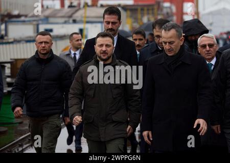 Istanbul, Turquie. 08 mars 2024. Le président ukrainien Volodymyr Zelenskyy, au centre, inspecte les progrès d'une corvette anti-sous-marine de classe Ada en cours de construction pour la marine ukrainienne au chantier naval turc de la STM, le 8 mars 2024 à Istanbul, en Turquie. Crédit : Présidence ukrainienne/Bureau de presse présidentiel ukrainien/Alamy Live News Banque D'Images