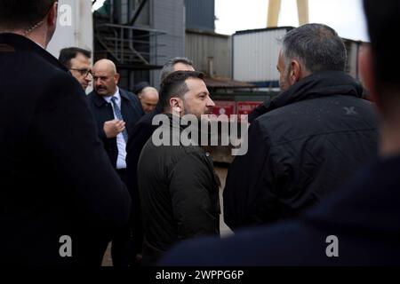 Istanbul, Turquie. 08 mars 2024. Le président ukrainien Volodymyr Zelenskyy visite une corvette anti-sous-marine de classe Ada en cours de construction pour la marine ukrainienne au chantier naval turc de la STM, le 8 mars 2024 à Istanbul, en Turquie. Crédit : Présidence ukrainienne/Bureau de presse présidentiel ukrainien/Alamy Live News Banque D'Images