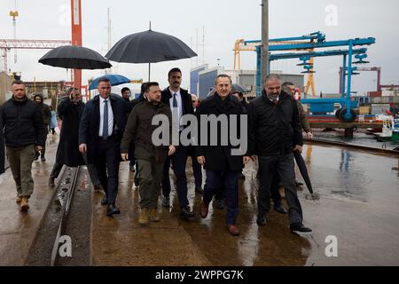 Istanbul, Turquie. 08 mars 2024. Le président ukrainien Volodymyr Zelenskyy visite une corvette anti-sous-marine de classe Ada en cours de construction pour la marine ukrainienne au chantier naval turc de la STM, le 8 mars 2024 à Istanbul, en Turquie. Crédit : Présidence ukrainienne/Bureau de presse présidentiel ukrainien/Alamy Live News Banque D'Images