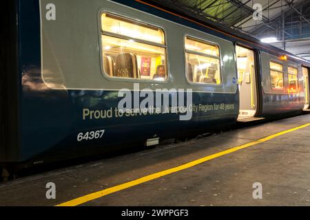 Merseyrail Electrical rétro bleu et gris livrée classe 507 troisième train électrique rail 507001 à la gare de Southport Banque D'Images