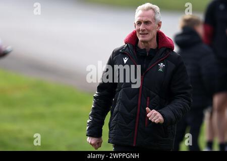 Cardiff, Royaume-Uni. 08 mars 2024. Rob Howley, entraîneur adjoint de l'équipe de rugby du pays de Galles regarde. Entraînement de l'équipe de rugby du pays de Galles, Hensol, Vale of Glamorgan le vendredi 8 mars 2024. L’équipe s’entraîne en prévision du match des six Nations Guinness contre la France ce week-end. photo par Andrew Orchard/Andrew Orchard photographie sportive/ Alamy Live News crédit : Andrew Orchard photographie sportive/Alamy Live News Banque D'Images