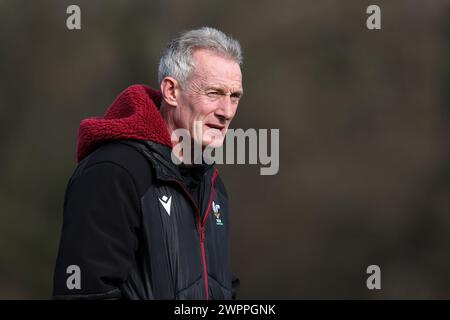 Cardiff, Royaume-Uni. 08 mars 2024. Rob Howley, entraîneur adjoint de l'équipe de rugby du pays de Galles regarde. Entraînement de l'équipe de rugby du pays de Galles, Hensol, Vale of Glamorgan le vendredi 8 mars 2024. L’équipe s’entraîne en prévision du match des six Nations Guinness contre la France ce week-end. photo par Andrew Orchard/Andrew Orchard photographie sportive/ Alamy Live News crédit : Andrew Orchard photographie sportive/Alamy Live News Banque D'Images