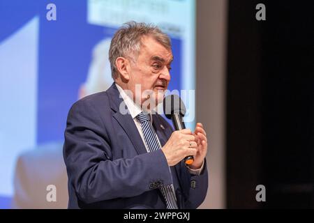 Die Veranstaltung Sicherheit und Ordnung in Nordrhein Westfalen mit einem Vortrag und anschließender Diskussionsrunde mit NRW Innenminister Herbert Reul CDU. Eine Veranstaltung der Seniorenunion SENU Rhein-SIEG in der Aula der Hans Dietrich Genscher Schule in Wachtberg 08.03.2024 Wachtberg Berkum NRW Deutschland *** L'événement sécurité et ordre en Rhénanie du Nord-Westphalie avec une conférence suivie d'une table ronde avec le ministre de l'intérieur de NRW Herbert Reul CDU un événement organisé par le SENU Rhein SIEG Seniors Union dans l'auditorium de l'école Hans Dietrich Genscher à Wachtberg 08 03 2024 W Banque D'Images