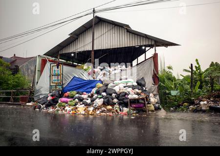 Le dépôt d'élimination des ordures de Yogyakarta, en Indonésie, a temporairement fermé. Banque D'Images