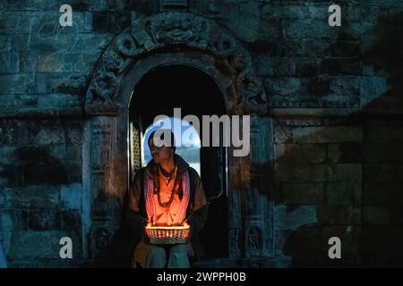 Katmandou, Bagmati, Népal. 8 mars 2024. Un homme Saint hindou, ou Sadhu, le disciple du Seigneur Shiva, attend les dévots au festival Maha Shivaratri dans les locaux du temple Pashupatinath. Les dévots hindous du Népal et de l'Inde viennent à ce temple pour prendre part au festival Shivaratri qui est l'un des plus grands festivals hindous dédiés au Seigneur Shiva et célébrés par des dévots partout dans le monde. (Crédit image : © Prabin Ranabhat/SOPA images via ZUMA Press Wire) USAGE ÉDITORIAL SEULEMENT! Non destiné à UN USAGE commercial ! Banque D'Images