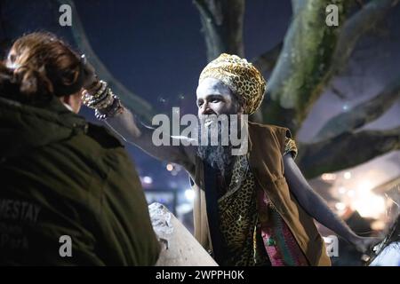 Katmandou, Bagmati, Népal. 8 mars 2024. Un homme Saint hindou, ou Sadhu, le disciple du Seigneur Shiva, bénissant les dévots sur le festival Maha Shivaratri dans les locaux du temple Pashupatinath. Les dévots hindous du Népal et de l'Inde viennent à ce temple pour prendre part au festival Shivaratri qui est l'un des plus grands festivals hindous dédiés au Seigneur Shiva et célébrés par des dévots partout dans le monde. (Crédit image : © Prabin Ranabhat/SOPA images via ZUMA Press Wire) USAGE ÉDITORIAL SEULEMENT! Non destiné à UN USAGE commercial ! Banque D'Images