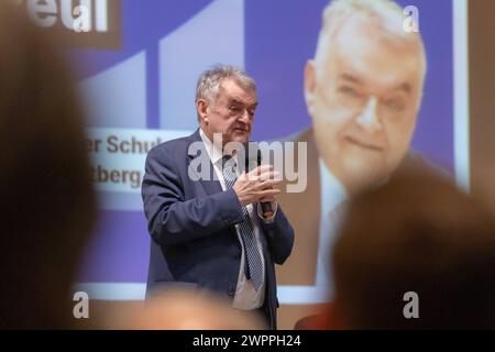 Die Veranstaltung Sicherheit und Ordnung in Nordrhein Westfalen mit einem Vortrag und anschließender Diskussionsrunde mit NRW Innenminister Herbert Reul CDU. Eine Veranstaltung der Seniorenunion SENU Rhein-SIEG in der Aula der Hans Dietrich Genscher Schule in Wachtberg 08.03.2024 Wachtberg Berkum NRW Deutschland *** L'événement sécurité et ordre en Rhénanie du Nord-Westphalie avec une conférence suivie d'une table ronde avec le ministre de l'intérieur de NRW Herbert Reul CDU un événement organisé par le SENU Rhein SIEG Seniors Union dans l'auditorium de l'école Hans Dietrich Genscher à Wachtberg 08 03 2024 W Banque D'Images