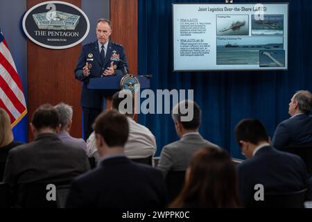 Arlington (États-Unis d'Amérique). 08 mars 2024. Arlington (États-Unis d'Amérique). 08 mars 2024. Pentagone attaché de presse Air Force Brig. Gen. Pat Ryder répond à une question d'un journaliste lors d'un point de presse au Pentagone, le 8 mars 2024 à Arlington, Virginie. Ryder a déclaré qu’il faudra jusqu’à deux mois pour construire le quai pour approvisionner Gaza en aide humanitaire. Crédit : Joseph Clark/Département de la Défense/Alamy Live News Banque D'Images