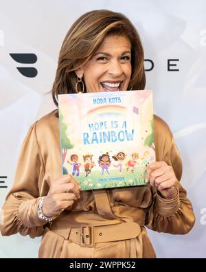 New York, États-Unis. 08 mars 2024. Hoda Kotb tenant son nouveau livre pour enfants assiste à Hudson River Park Friends 8th Annual Playground Committee Luncheon au Current à New York le 8 mars 2024. (Photo de Lev Radin/Sipa USA) crédit : Sipa USA/Alamy Live News Banque D'Images