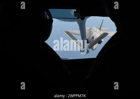 Golfe du Mexique, États-Unis. 01 mars 2024. Un avion de chasse furtif F-35A Lightning II de l'US Air Force, affecté aux nomades de la 33rd Fighter Wing, approche pour se ravitailler depuis un KC-135 Stratotanker de l'Air Force, le 1er mars 2024 au-dessus du golfe du Mexique. Crédit : SRA Jessica DO/U.S. Air Force/Alamy Live News Banque D'Images