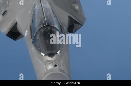 Golfe du Mexique, États-Unis. 01 mars 2024. Un avion de chasse furtif F-35A Lightning II de l'US Air Force, affecté aux nomades de la 33rd Fighter Wing, se ravitaille d'un KC-135 Stratotanker de l'Air Force, le 1er mars 2024 au-dessus du golfe du Mexique. Crédit : SRA Jessica DO/U.S. Air Force/Alamy Live News Banque D'Images