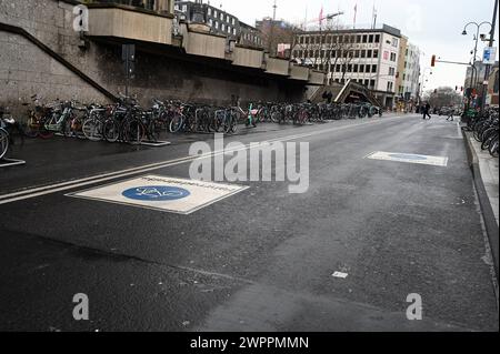 Die neuen Radständer auf einer Fahrspur auf der Trankgasse am Kölner Dom die zur Fahrradstrasse umgebaut wurde *** le nouveau cycle se trouve sur une voie de la Trankgasse de la cathédrale de Cologne, qui a été transformée en voie cyclable Banque D'Images