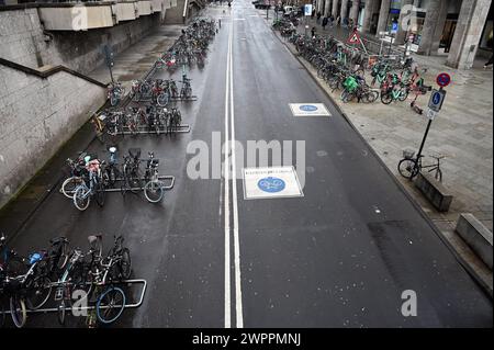 Die neuen Radständer auf einer Fahrspur auf der Trankgasse am Kölner Dom die zur Fahrradstrasse umgebaut wurde *** le nouveau cycle se trouve sur une voie de la Trankgasse de la cathédrale de Cologne, qui a été transformée en voie cyclable Banque D'Images